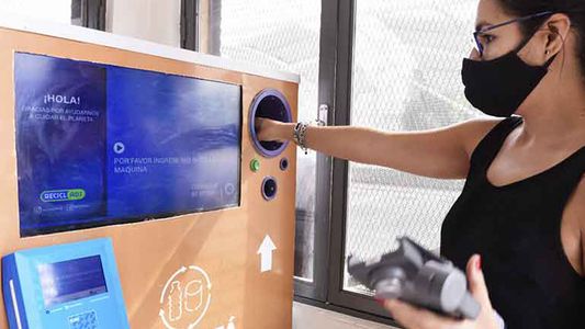 Mendoza: instalaron una máquina que canjea botellas de plástico por crédito en la SUBE