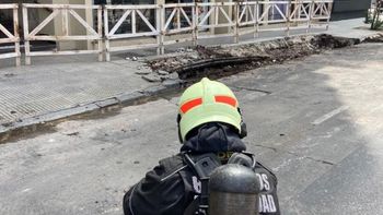 Escape de gas: evacuaron una escuela y edificios tras la rotura de un caño durante una obra. (Foto: Bomberos de la Ciudad). Escape de gas: evacuaron una escuela y edificios tras la rotura de un caño durante una obra. (Foto: Bomberos de la Ciudad).