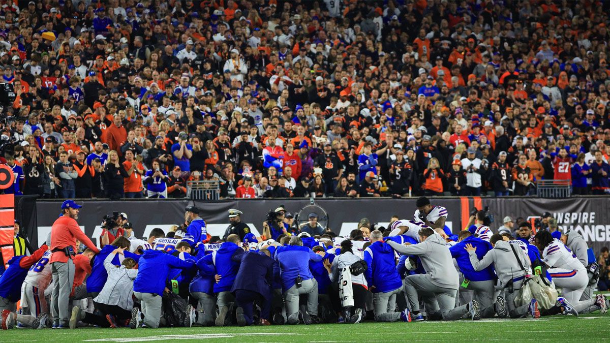 Los jugadores de Búfalo rezan en el campo por la salud de su compañero (Foto: captura de TV).