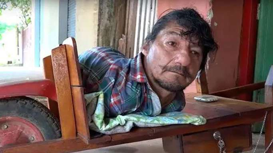 Pablito carretilla: El hombre sin piernas ni brazos que crio solo a sus dos hijas