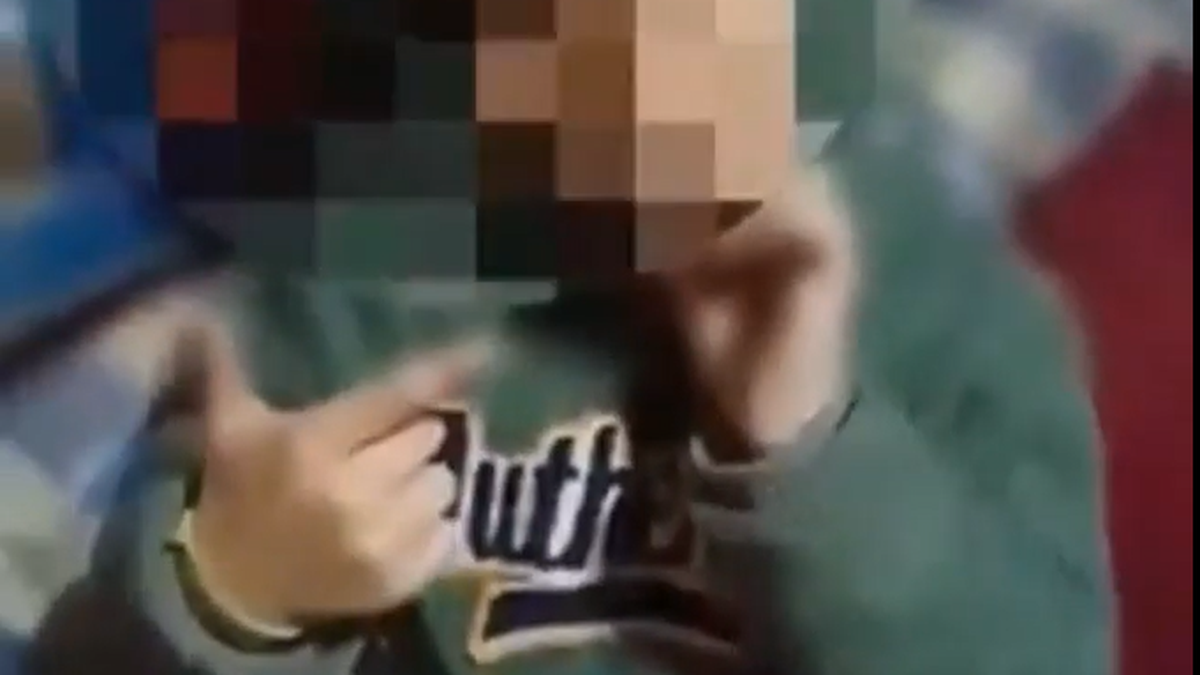 un hombre filmó a su hijo fumando marihuana en una habitación con drogas y armas.