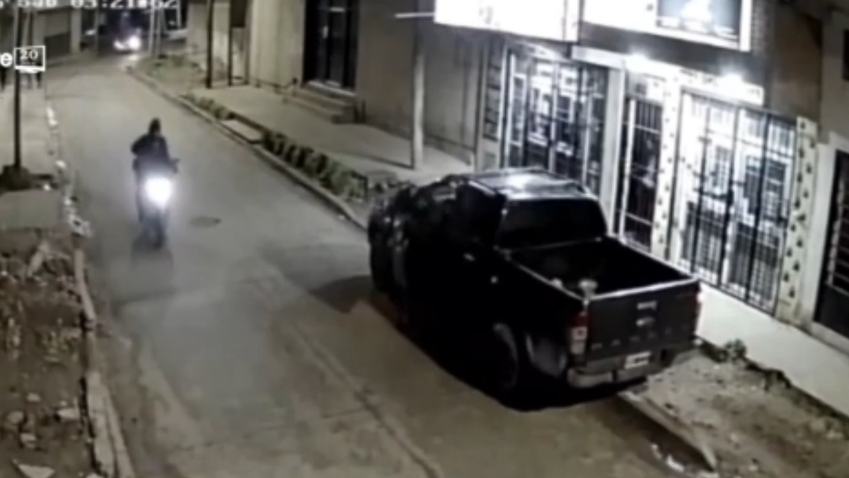 Así fue el momento en que un hombre fue atacado a tiros y murió frente a un supermercado