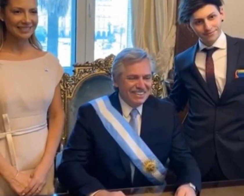 Alberto fue recibido con cánticos y papelitos en La Rosada y saludó a delegaciones extranjeras