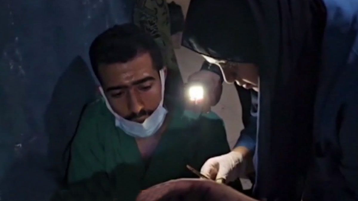 Sin quir&oacute;fanos, las operaciones se relizan en pasillos del hospital y con la sola luz de linternas (Foto: captura de TV).