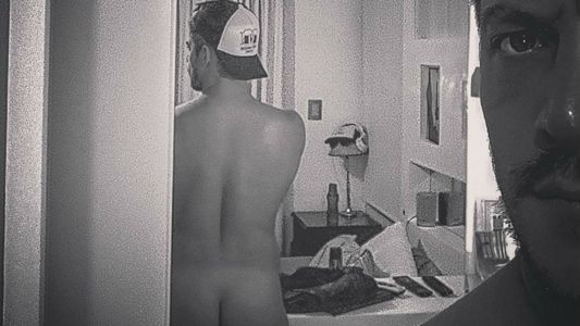 El desnudo cuidado de un ex Gran Hermano: mostró la colita
