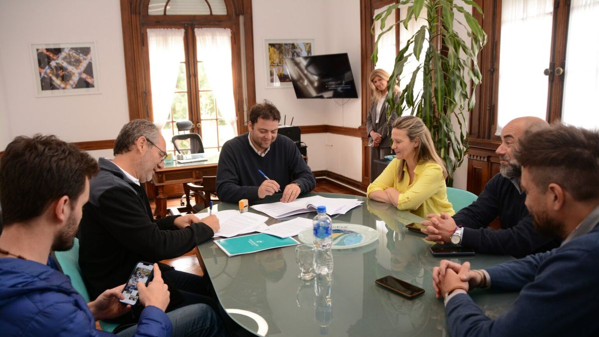 El intendente Barroso en la cabecera de la mesa durante la firma del convenio con Agrotoken. 