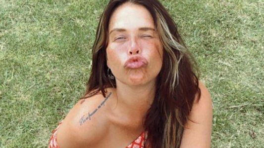 Nazarena Vélez contó, en traje de baño, los problemas que tiene para tomar sol