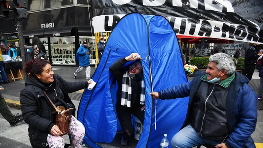Marcha piquetera: un hombre improvisó baños con baldes y carpas y ganó $20.000 en un día