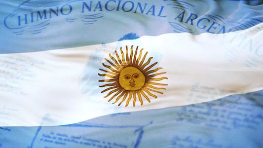 ¿Cuánto duraba el primer Himno Nacional Argentino y quién lo cantó por primera vez?