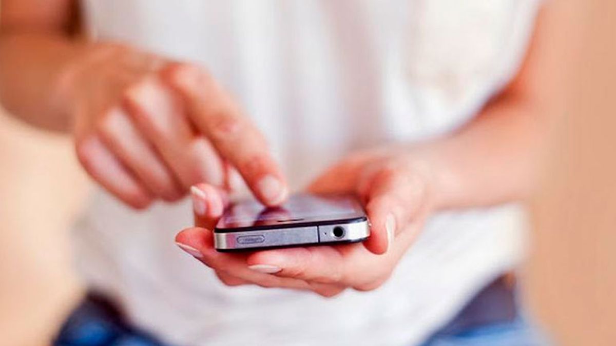 Revisó el celular de su esposo mientras estaba borracho y descubrió un plan para asesinarla