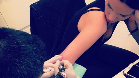 Natalie Weber se tatuó una palabra clave en todo su tratamiento