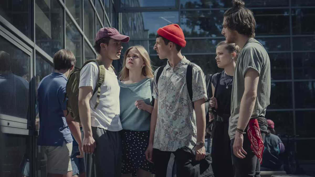 La novela, lanzada en 2008 y originalmente ambientada en Estados Unidos, encuentra su hogar en un vecindario cerrado de Varsovia. (Foto: Netflix) La novela, lanzada en 2008 y originalmente ambientada en Estados Unidos, encuentra su hogar en un vecindario cerrado de Varsovia. (Foto: Netflix)