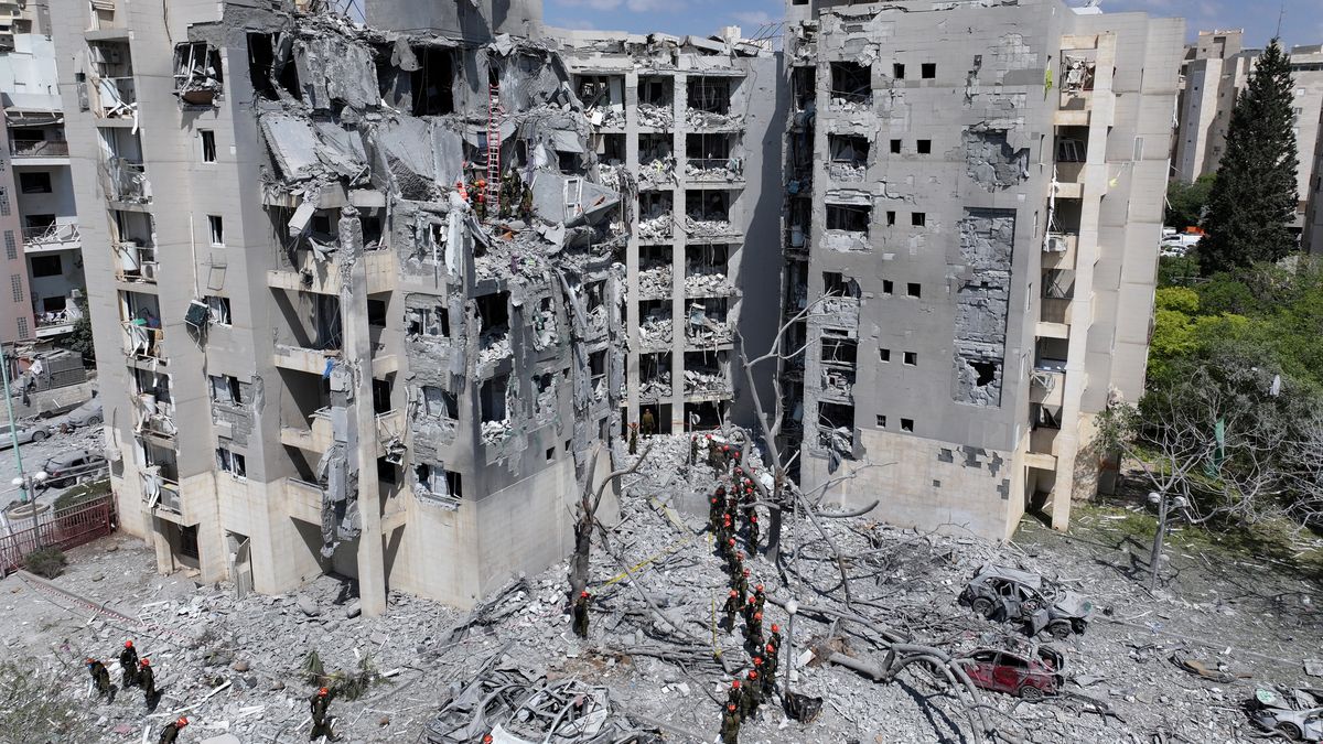 El último atraque a Irán destruyó un edificio en Israel donde murieron cuatro personas. (Foto: Reuters/Ronen Zvulun).