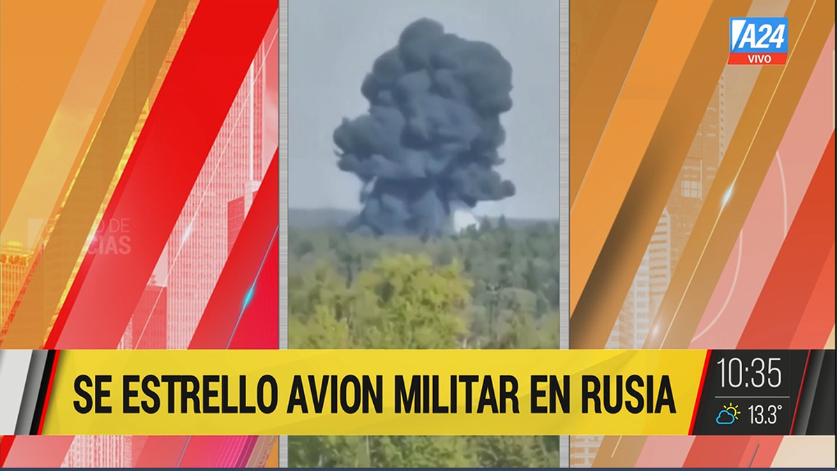 Un prototipo de avión militar de transporte se estrelló este martes mientras realizaba un vuelo de prueba a las afueras de Moscú (Foto: captura de TV).