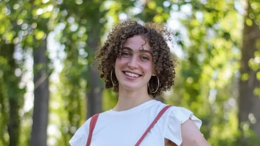 La Plata: una joven de 18 años cayó de un colectivo en movimiento y murió