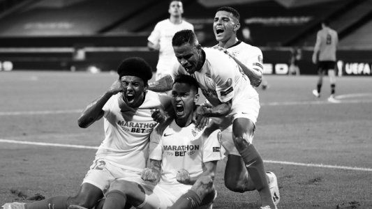 Acento criollo: un gol agónico de Ocampos con centro de Banega puso al Sevilla en las semifinales de la Europa League