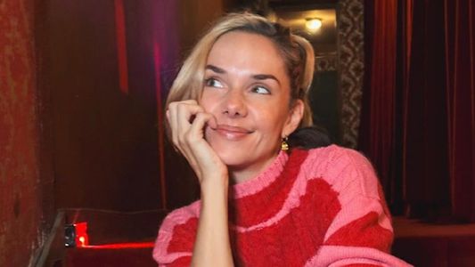 El álbum de fotos de niña de Julieta Nair Calvo y el particular encuentro con una famosa artista