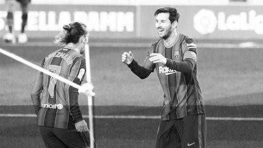 Messi entró en el segundo tiempo, marcó un doblete y Barcelona goleó 5-2 a Betis por la Liga de España