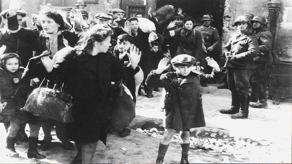 Un niño levanta las manos ante soldados nazis durante el gueto de Varsovia en la II guerra Mundial (Foto: Gentileza Yad Vashem)