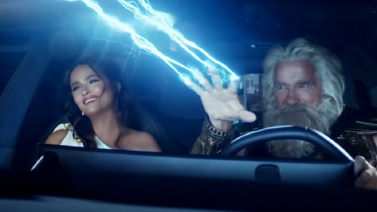 El divertido nuevo comercial de BMW, protagonizado por Arnold Schwarzenegger, como Zeus, y Salma Hayek, como Hera