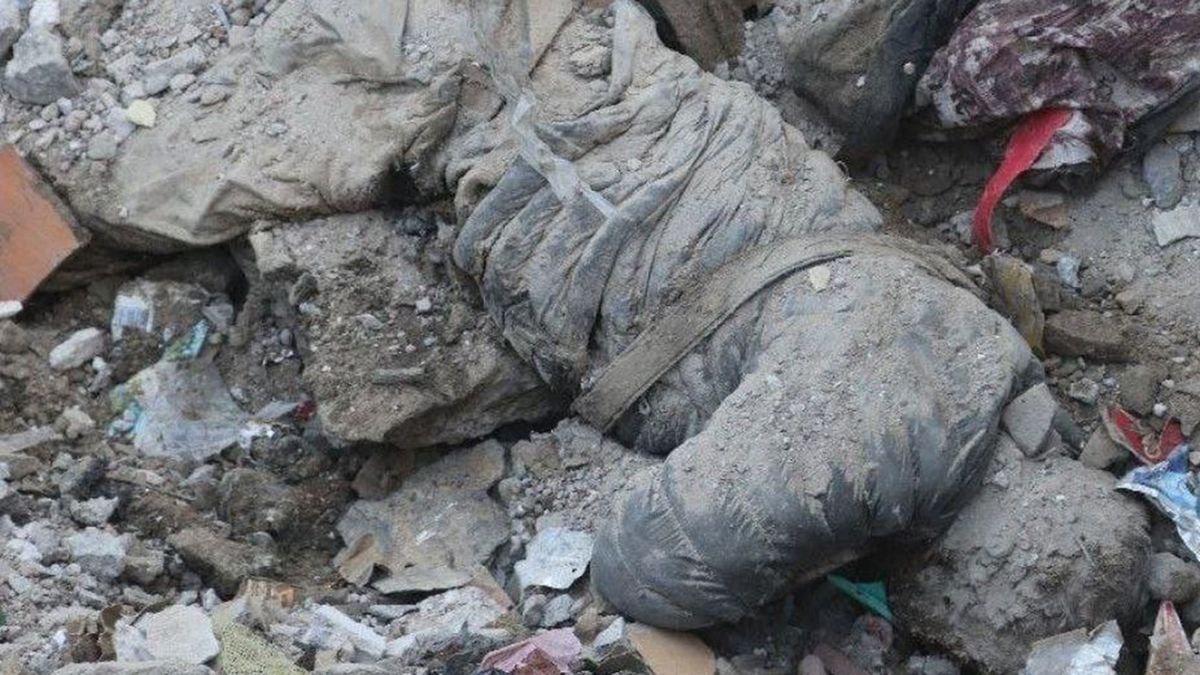 Los equipos de rescate de Ucrania encuentra cuerpos sin vida entre los escombros de lo que fue la ciudad de Borodyanka.