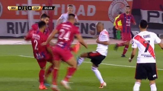 Plancha, VAR y penal: el polémico gol con el que River abrió la cuenta ante Cerro Porteño