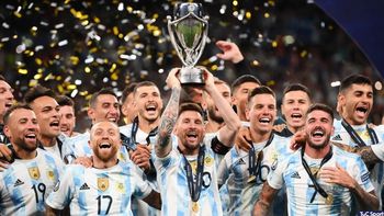 La Selección Argentina con la copa de la Finalissima.