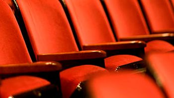 Se filtró un video de una función de teatro en Mar del Plata vacía: Hay más gente en el escenario que el público
