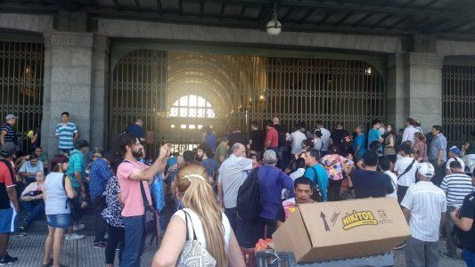 Ferrocarril Roca: se levantó el corte en Avellaneda y se abrieron las puertas de Constitución