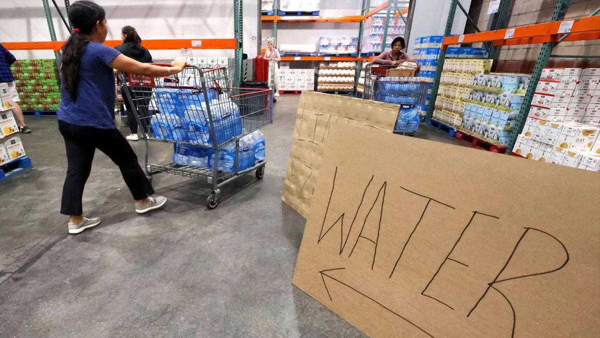 El agua mineral, literalmente "vuela" de los supermercados de Florida a la espera del hurac&aacute;n "Milton". (foto: Gentileza NBC6)