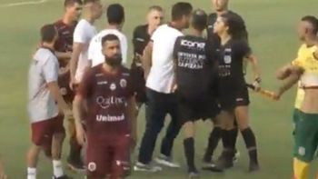 Despreciable momento en Brasil: un DT le dio un cabezazo a una jueza de línea