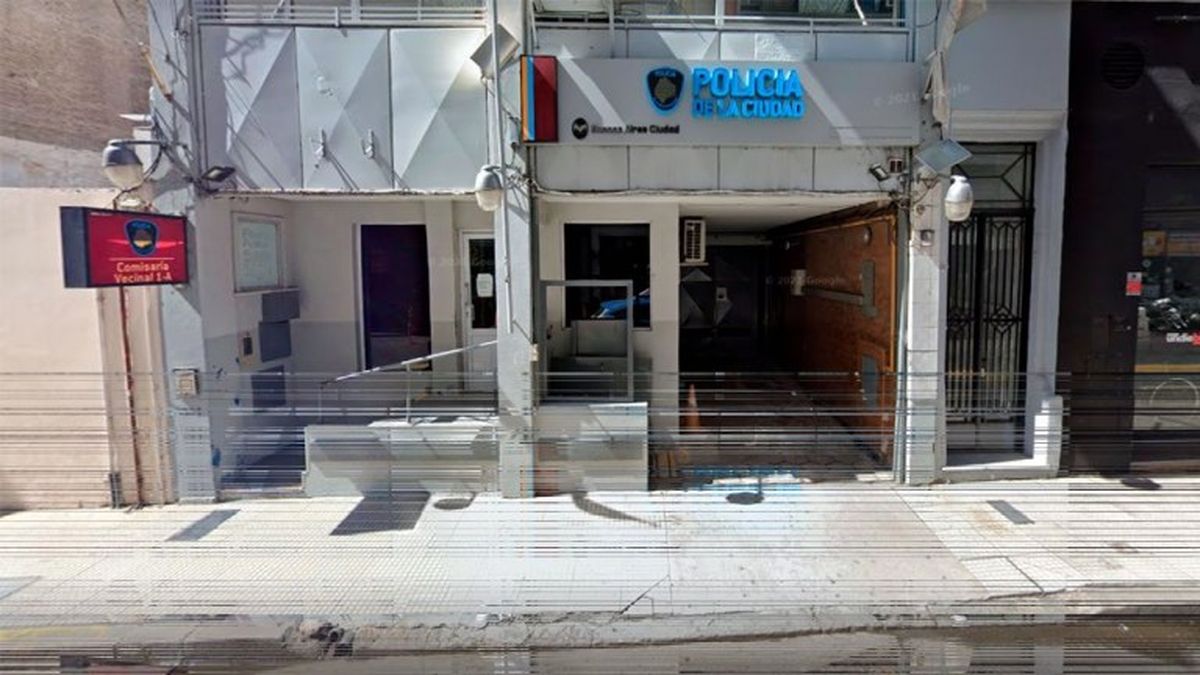 El hombre se descompuso y se desplomó en el interior de la Comisaría Vecinal 1 A de la fuerza (Foto: Policía de la Ciudad).&nbsp;