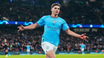 Prendido fuego: el tremendo golazo de Julián Álvarez en el triunfo agónico de Manchester City