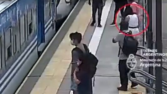 Impactante video: una mujer se desmayó, fue arrollada por un tren, pero se salvó de milagro
