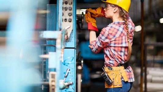 Bajó el desempleo en mujeres, pero las brechas persisten: ¿qué se necesita para reducir desigualdades de género en el mercado laboral?