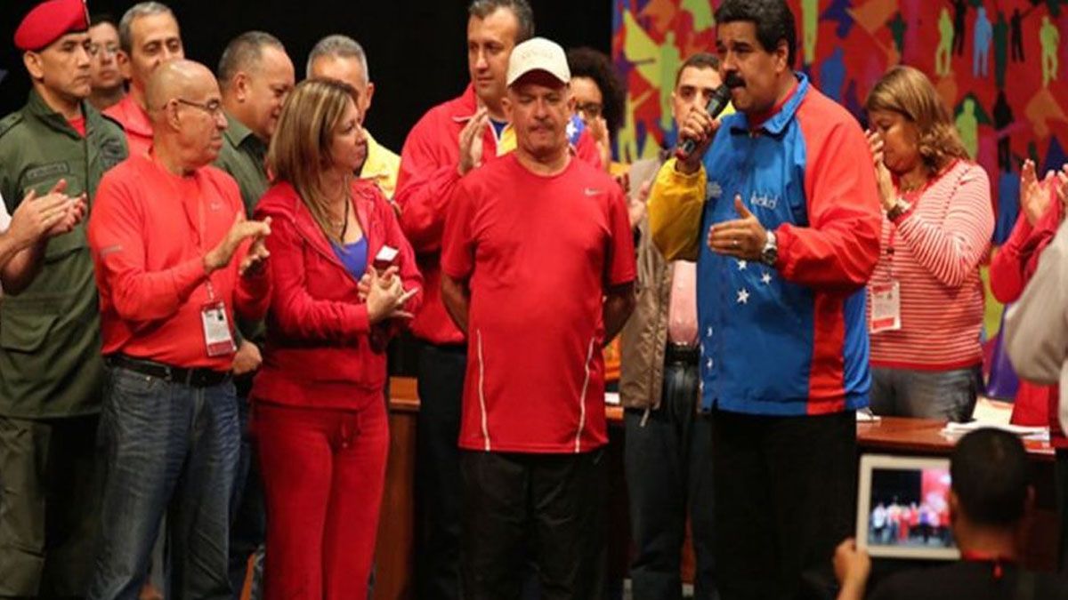 Otros tiempos, Nicolás Maduro exalta en un acto público a la figura del general Carvajal (Foto: Archivo)