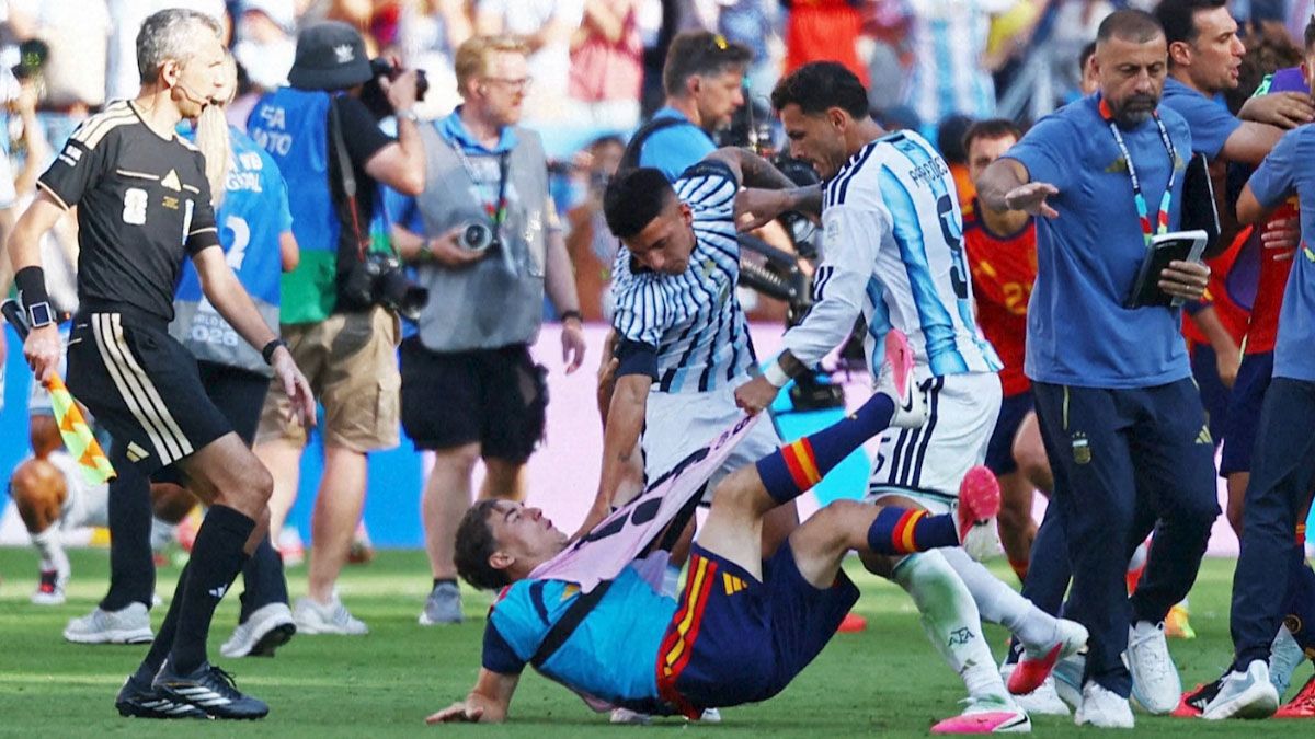 Terminó el partido. España es el nuevo campeón pero en el campo de juego hubo roces entre los jugadores. (Foto: Reuters)