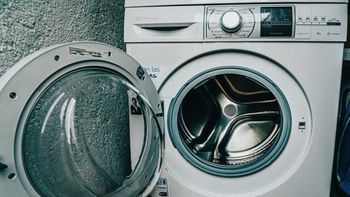 Un sistema casero con caños y válvulas de PVC permite recuperar parte del agua del lavarropas para reutilizarla en tareas domésticas.