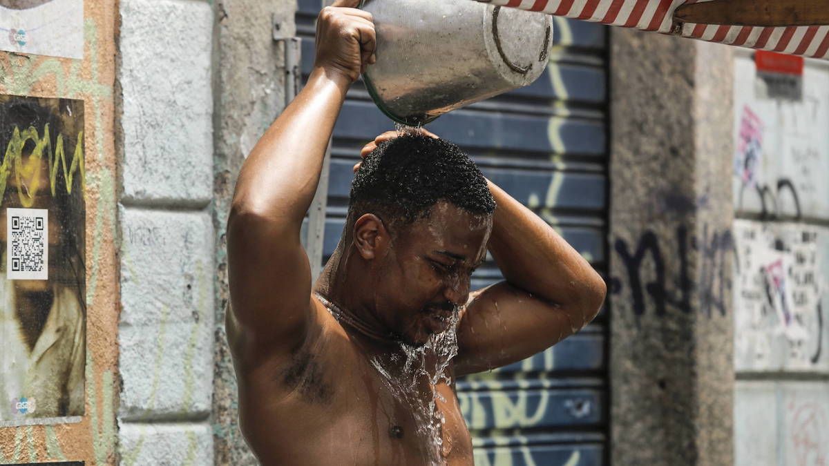 Un brasileño se refresca en medio de la ola de calor que afecta a buena parte del país.