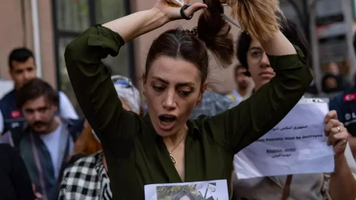 Decenas de mujeres marchan en las ciudades de Irán con el pelo al descubierto. Algunas se lo cortan como gesto de desafío. (Foto: Gentileza El mundo
