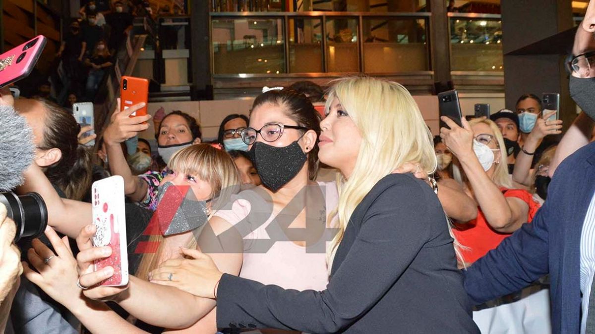 El gesto de Wanda Nara con la persona que le pidió trabajo durante la apertura de su local