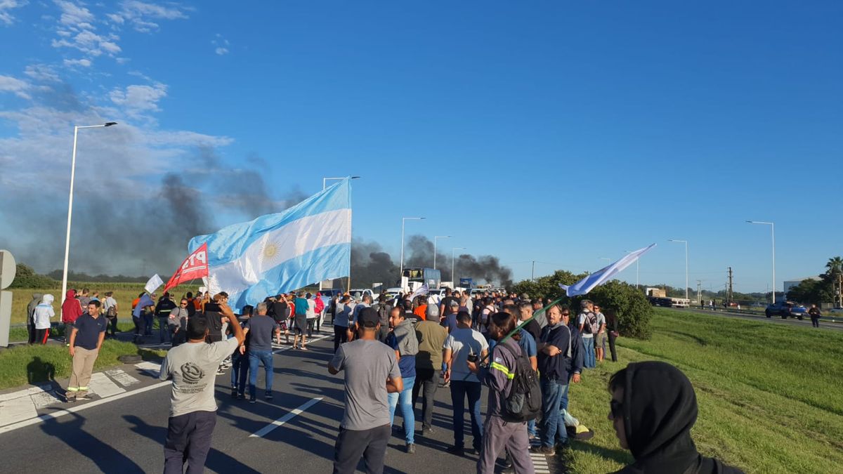 Denuncian 250 despidos en lo que va del año en Acindar (Foto: X @camposmar88)