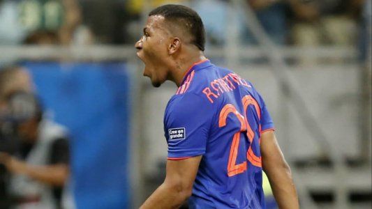 Roger Martínez dejó en el camino a Saravia y metió un derechazo que se clavó en el ángulo