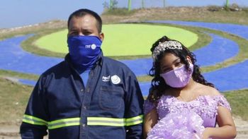 Twitter: Cumplió 15 y su sesión de fotos fue en el basurero