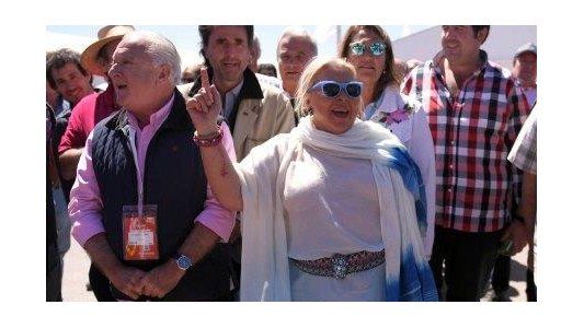 Carrió le pegó a Macri por los pasajes de los diputados: “Él porque viaja en helicóptero desde chiquito”