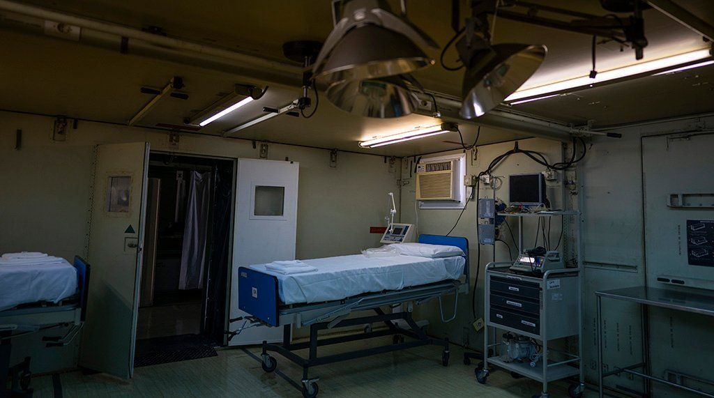 Infectados y aislados: cómo es vivir encerrado en una habitación de hospital por el coronavirus y casi sin contacto humano