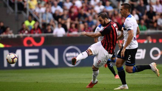 Higuaín marcó un golazo, pero el Papu Gómez y Rigoni amargaron al Milan sobre el final