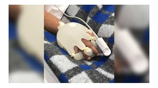 La mano de Dios: el tierno método que usó una enfermera para tranquilizar a sus pacientes con coronavirus