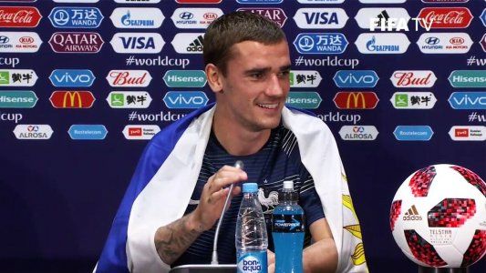 ¡No da más de uruguayo! Griezmann dio la conferencia con la bandera charrúa en su espalda