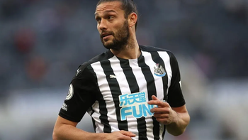 Escándalo: un jugador de la Premier League fue fotografiado durmiendo con otra mujer a días de su casamiento